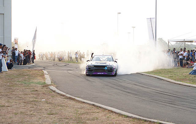 Aksi Drifting Akbar Rais Pukau Pengunjung Bimmerfest 2015  