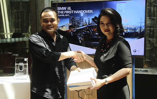BMW Serah Terima 'The One & Only' BMW i8 Protonic Red di Indonesia  