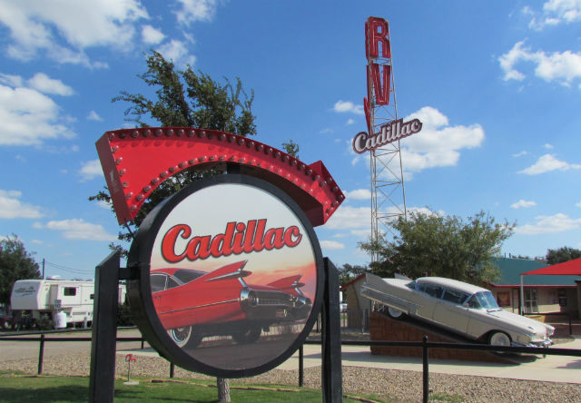 Cadillac Ranch: “Monumen” Mobil Penuh Warna  