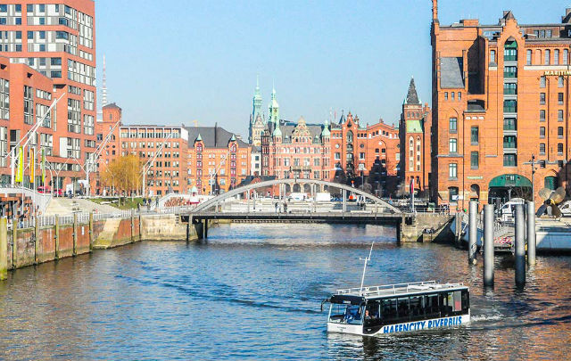 Hafencity Riverbus: Bus Amfibi Pertama di Jerman  