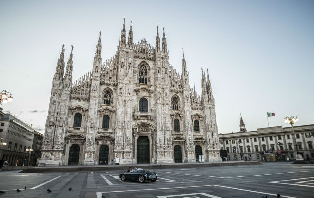 Membangunkan Milan dengan Ferrari 166 MM  