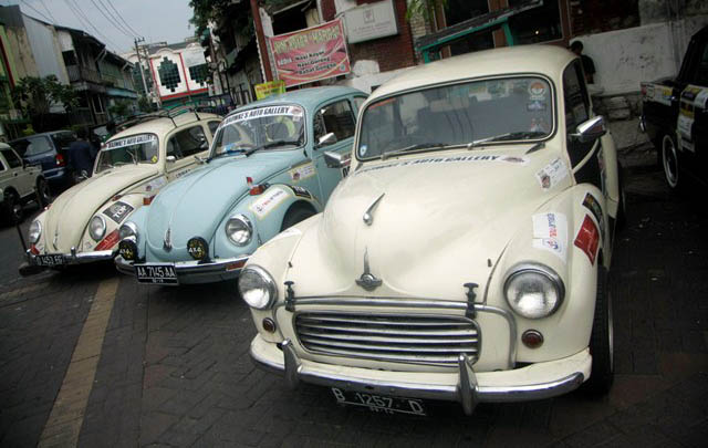 Peserta Reli PPMKI Pamerkan Mobil di Semarang  