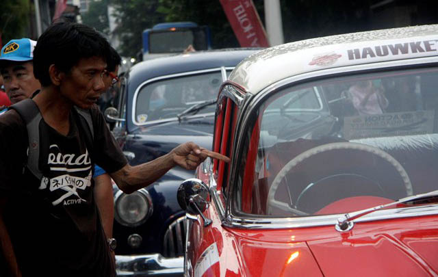 Peserta Reli PPMKI Pamerkan Mobil di Semarang  