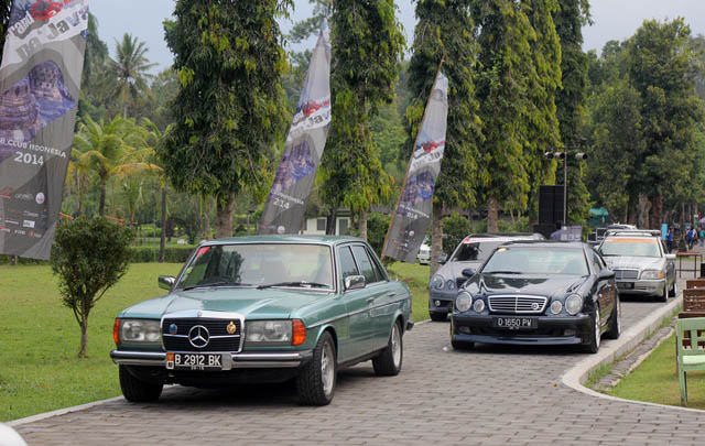 Ratusan Mercedes Sesaki 'Grand SOTR De Java' di Borobudur  