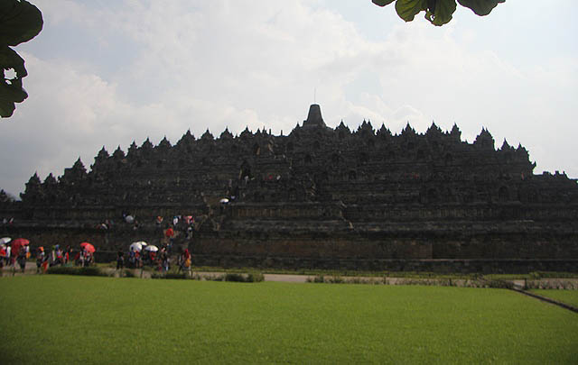 Ratusan Mercedes Sesaki 'Grand SOTR De Java' di Borobudur  