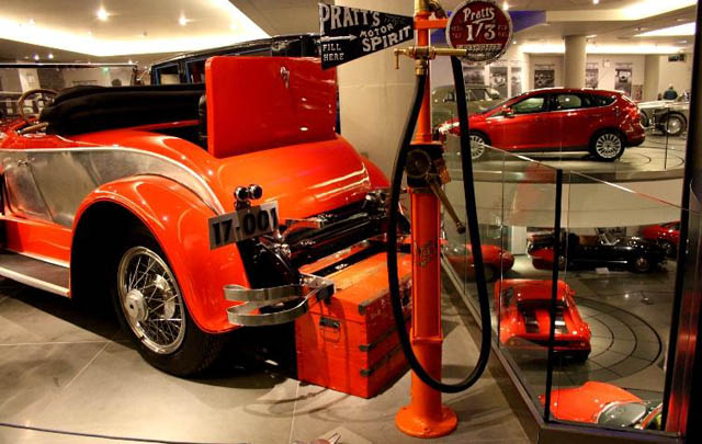 Hellenic Motor: Museum Mobil Klasik di 'Kota Para Dewa'  