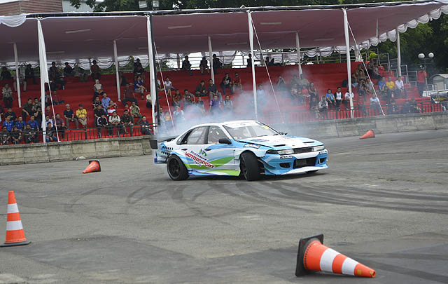 Aksi 49 Drifter 'Panaskan' Ajang IIMS Drift War IV  