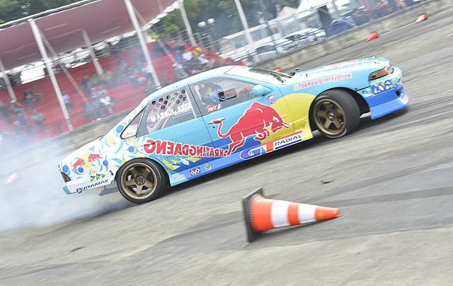 Aksi 49 Drifter 'Panaskan' Ajang IIMS Drift War IV  