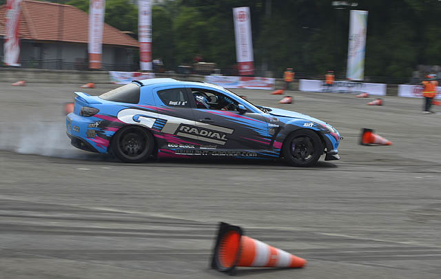 Aksi 49 Drifter 'Panaskan' Ajang IIMS Drift War IV  