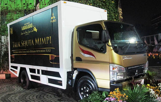 Iwan Fals Kumpulkan Mimpi Konsumen Mitsubishi Fuso di Bandung  