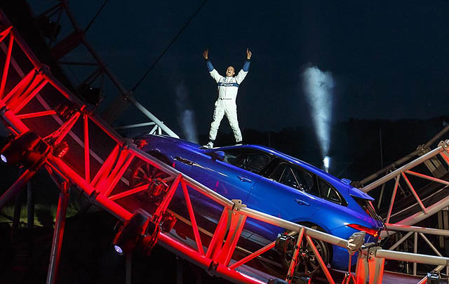 Video: Jaguar F-Pace Pecahkan Rekor Putaran 360 Derajat