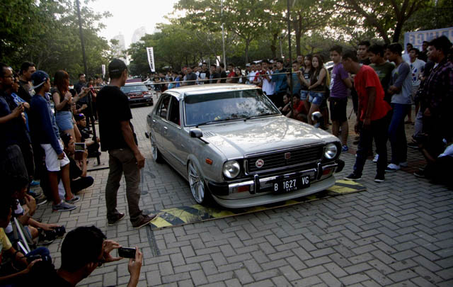 Ratusan Mobil Modifikasi Padati ‘Jakmodfest: Cars N’ Burgers 2014’  