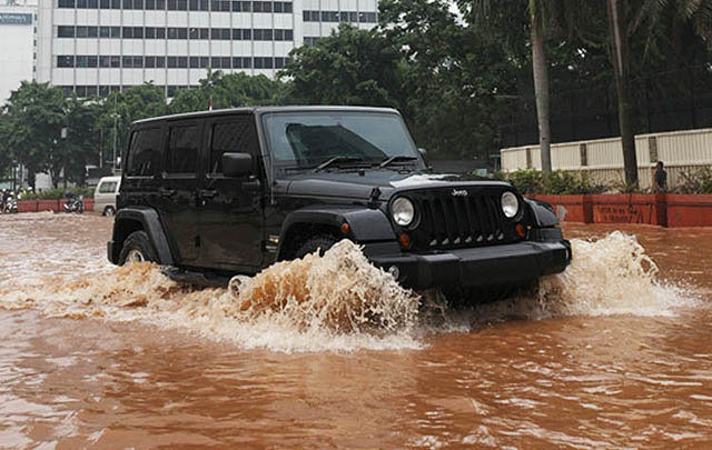 Musim Hujan, Jeep Wrangler Tetap Nyaman Dikendarai  