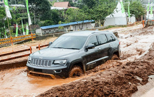 Musim Hujan, Jeep Wrangler Tetap Nyaman Dikendarai  