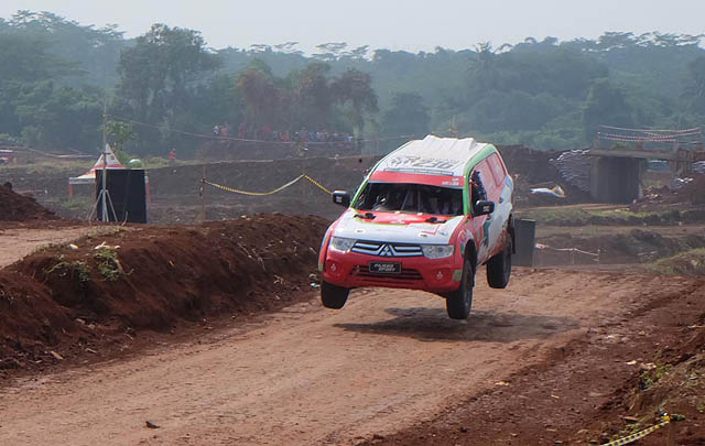 Rifat Sungkar Raih Posisi 3 Kelas FFA Kejurnas Speed Offroad 2015  