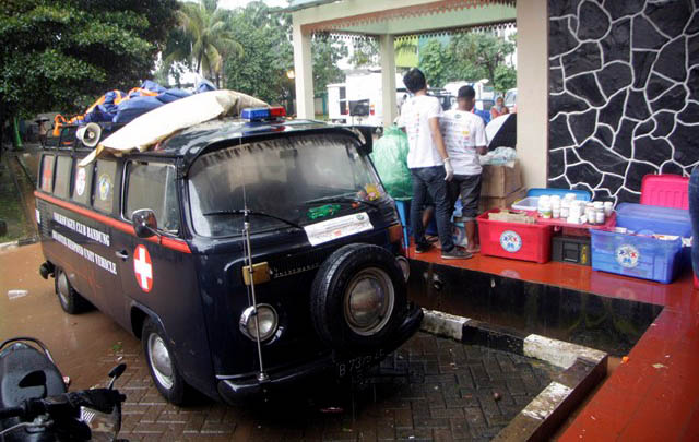 Klub VW Ramai-ramai Bantu Korban Banjir Jakarta  