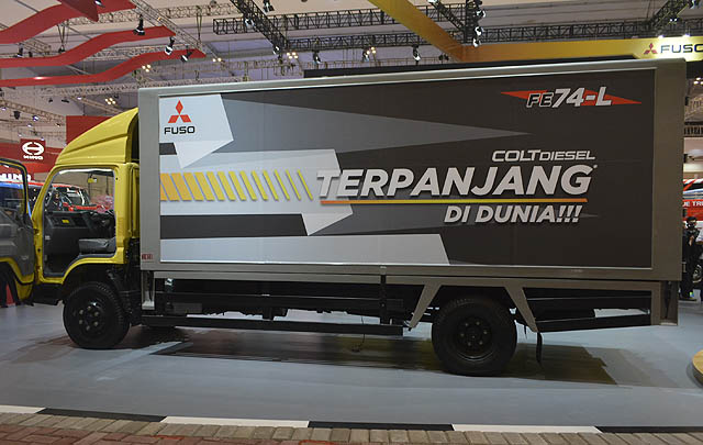 Apresiasi Pelanggan, Mitsubishi Fuso Boyong Iwan Fals ke 10 Kota  