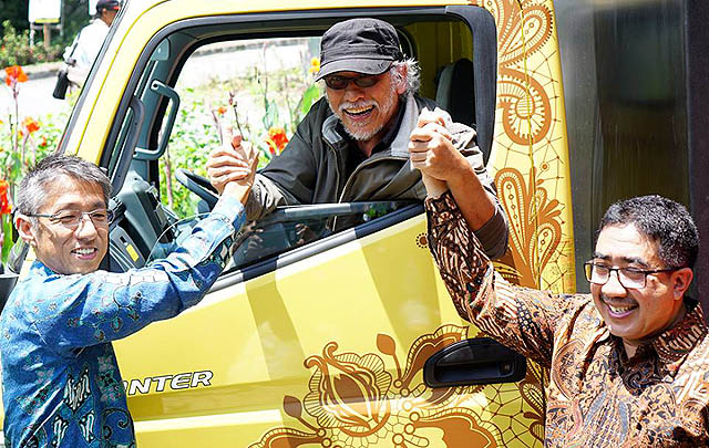 Apresiasi Pelanggan, Mitsubishi Fuso Boyong Iwan Fals ke 10 Kota  