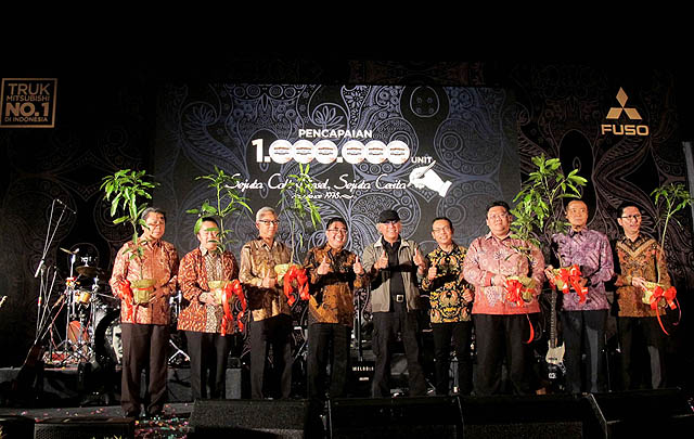 Meriah, Perayaan Rekor 'Satu Juta Colt Diesel' di Surabaya  