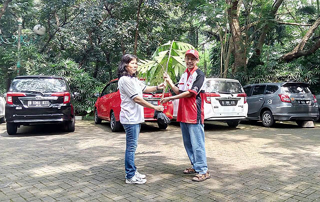 KTCI Tanam 100 Bibit Pohon di Hutan Kota  