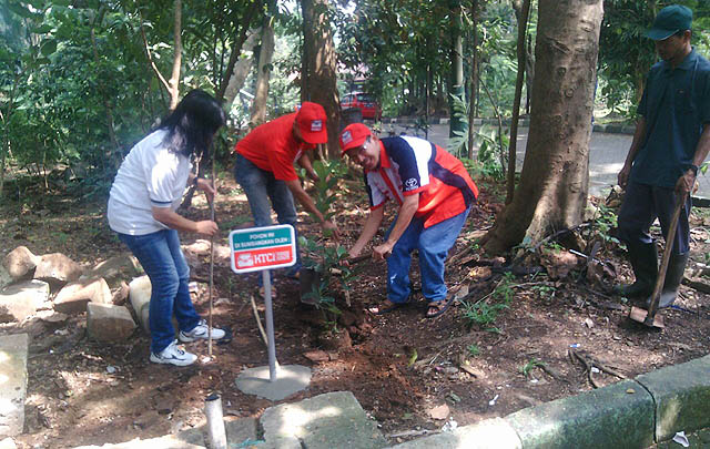 KTCI Tanam 100 Bibit Pohon di Hutan Kota  