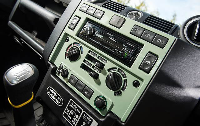 Land Rover Defender Edisi Heritage Eks 'Mr Bean' Siap Dilelang  