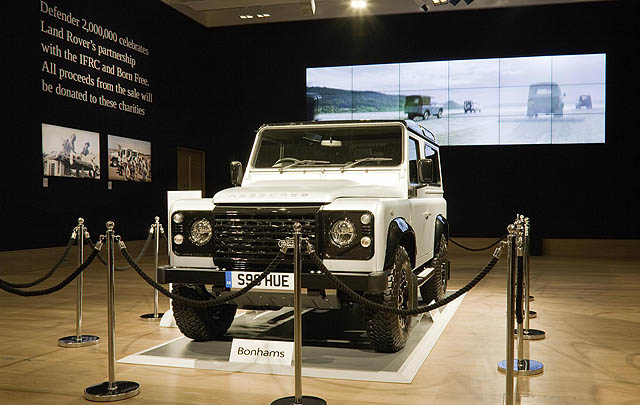 Land Rover Defender Unit ke-2.000.000 Sukses Dilelang Rp 8,4 Miliar  