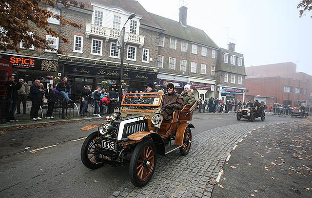 380 Mobil Ikuti 'London to Brighton Veteran Car Run 2015'