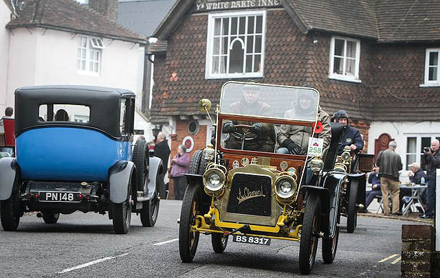 380 Mobil Ikuti 'London to Brighton Veteran Car Run 2015'
