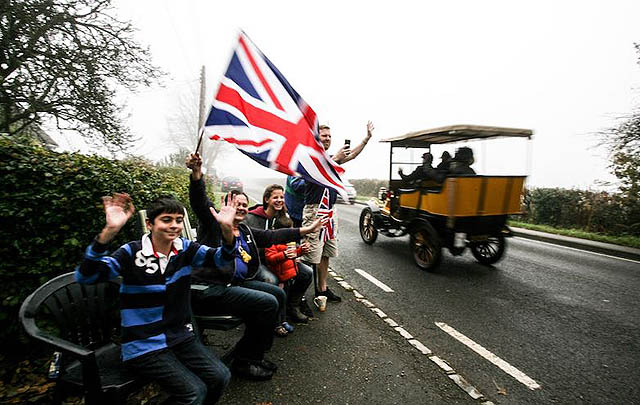 380 Mobil Ikuti 'London to Brighton Veteran Car Run 2015'