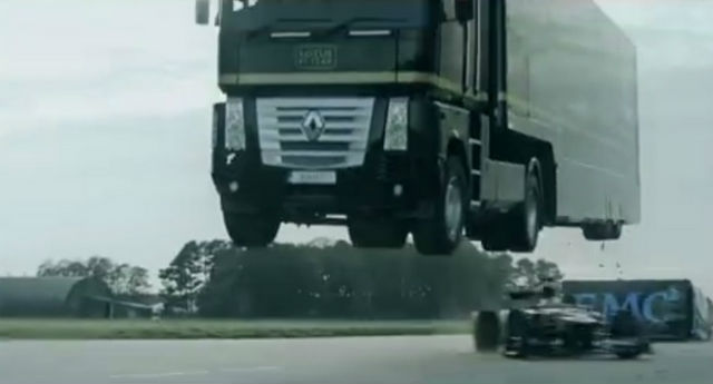 Pertama Kali di Dunia: Truk Trailer “Terbang” di Atas Lotus F1  