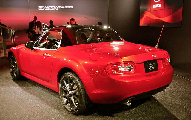 Mazda MX-5 Edisi 25 Tahun Tampil di NY Auto Show 2014  