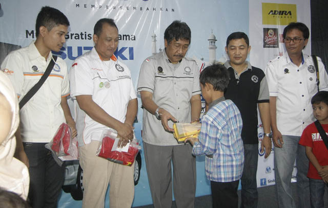 Mercedes-Benz Club Indonesia Bantu Anak Yatim  