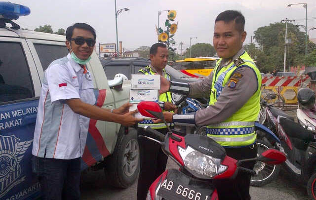 Cegah Abu Vulkanik, Klub Mercedes-Benz di Jogja Bagikan Masker Gratis  