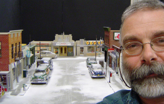 Michael Paul Smith: “Insinyur” Miniatur Kota & Mobil-mobil Klasik  