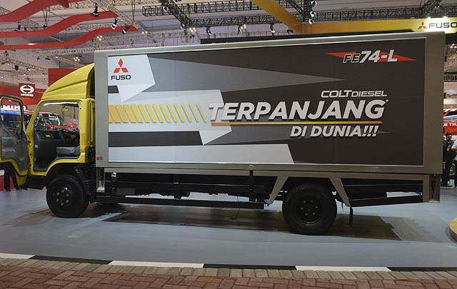 Mitsubishi Fuso Perkenalkan 'Colt Diesel Terpanjang di Dunia' di GIIAS 2017 Surabaya  