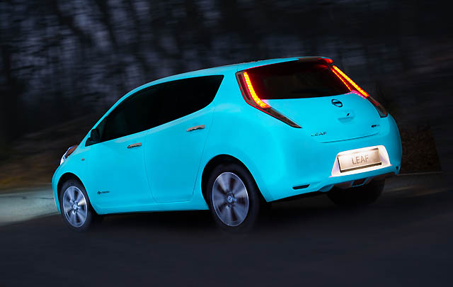 Nissan Hadirkan Cat Mobil 'Glow in The Dark' (Video)  