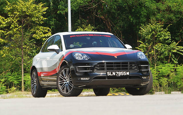 Menjajal Porsche Macan Turbo with Performance Package di Singapura  