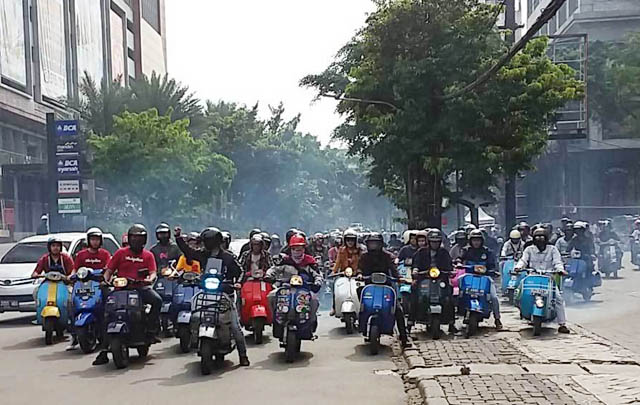 Ragam Komunitas Motor Ikuti 'Riding Tebus Dosa Emisi' 