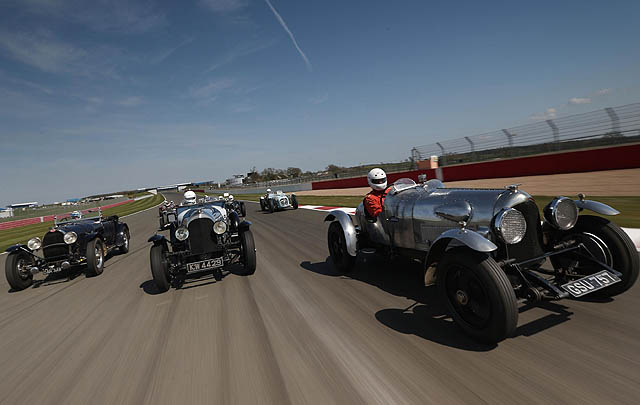 Parade Mobil Warna 'Silver' Siap Padati Silverstone Classic 2015  