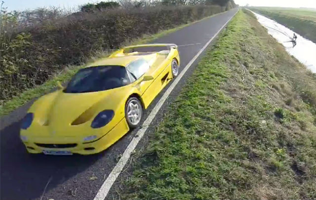 Main “Ski Air” dengan Ferrari F50  