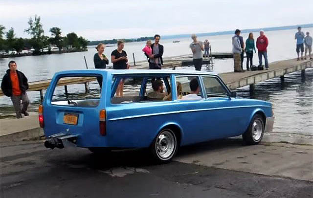 Wow, Volvo 240 Ini Bisa Melaju Diatas Air! (Video)  