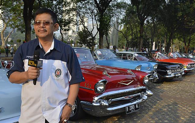 Parade Mobil Klasik 'Banjiri' Acara 'Thousands Car March'