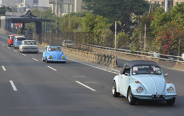 Parade Mobil Klasik 'Banjiri' Acara 'Thousands Car March'