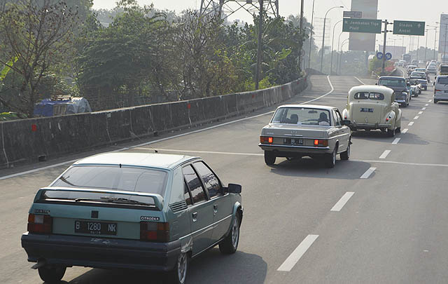 Parade Mobil Klasik 'Banjiri' Acara 'Thousands Car March'
