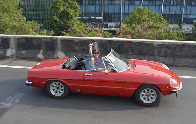 Parade Mobil Klasik 'Banjiri' Acara 'Thousands Car March'