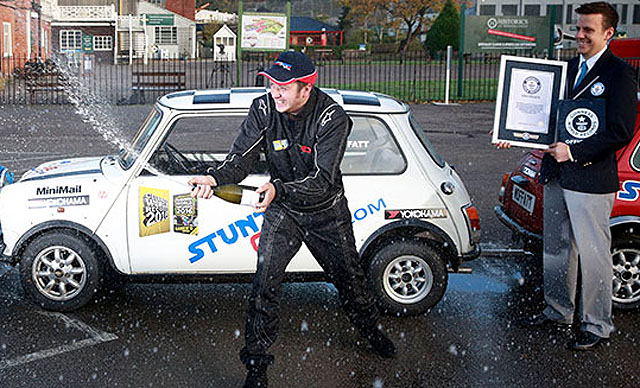 Video: Wow, Pria Ini Pecahkan Rekor Parkir Mundur Paralel!