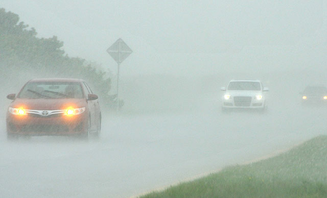 Mencegah Stres Saat Mengemudi Mobil di Musim Hujan 