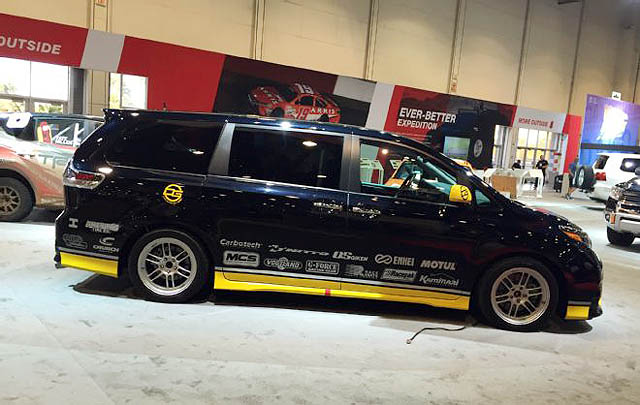 Toyota Sienna R-Tuned Meluncur di SEMA Show 2015  