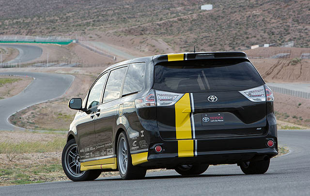 Toyota Sienna R-Tuned Meluncur di SEMA Show 2015  